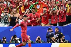 Không có đội tuyển dự World Cup, CĐV Trung Quốc dành tình cảm cho Messi, Ronaldo và một trọng tài