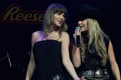 Taylor Swift bất ngờ xuất hiện biểu diễn tại sự kiện của Travis Kelce, khán giả vỡ òa