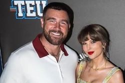 Taylor Swift diện v&aacute;y hoa ngắn xuất hiện nổi bật b&ecirc;n Travis Kelce