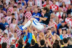 Niềm vui xen lẫn nỗi lo của Croatia trong ng&agrave;y đặc biệt của Modric