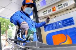 Giá xăng dầu hôm nay 25/6: Thế giới tiếp tục giảm