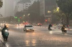 Mưa dông bao trùm nhiều khu vực, cảnh báo lũ quét và sạt lở đất