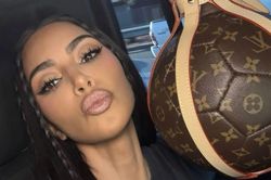 Người mẫu Kim Kardashian gây chú ý với món đồ hiếm liên quan đến World Cup