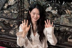 Nữ diễn viên Shin Min Ah khoe ảnh chụp với biểu cảm tinh nghịch