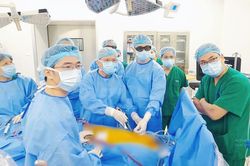 Kỳ t&iacute;ch v&aacute; tim bằng c&ocirc;ng nghệ nội soi trong lồng ngực c&ocirc; g&aacute;i 23 tuổi