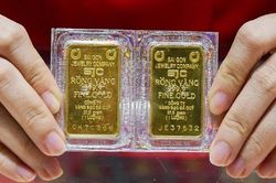 Gi&aacute; v&agrave;ng thế giới thủng mốc 4.000 USD/ounce, nh&agrave; đầu tư thận trọng bắt đ&aacute;y