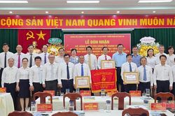 Đảng bộ Điện S&ecirc; San 3A được Đảng ủy Ch&iacute;nh phủ tặng Cờ thi đua