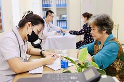 Bảo đảm kh&aacute;m sức khỏe định kỳ, kh&aacute;m s&agrave;ng lọc miễn ph&iacute; cho người d&acirc;n