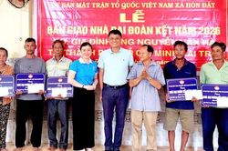 B&agrave;n giao 20 căn nh&agrave; đại đo&agrave;n kết cho người d&acirc;n x&atilde; H&ograve;n Đất