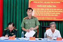 Kiểm tra c&ocirc;ng t&aacute;c bảo đảm an ninh, quốc ph&ograve;ng tại x&atilde; Ba Ch&uacute;c