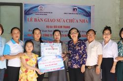 Trao hỗ trợ cho c&aacute;c hộ d&acirc;n kh&oacute; khăn phường Li&ecirc;n Chiểu