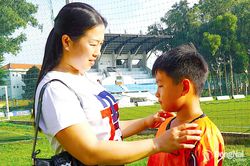 Cha mẹ chắp cánh đam mê bóng đá cho con