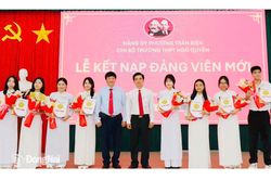 8 học sinh ưu t&uacute; của Trường THPT Ng&ocirc; Quyền được kết nạp Đảng