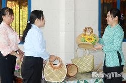 Chị L&ecirc; Thị Anh Thư: H&agrave;nh tr&igrave;nh đưa n&oacute;n l&aacute;, giỏ b&agrave;ng vươn tầm thế giới