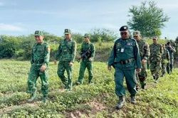 Đồn Bi&ecirc;n ph&ograve;ng Cửa khẩu quốc tế Thường Phước v&agrave; Lực lượng bảo vệ bi&ecirc;n giới Campuchia tuần tra song phương