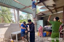 Đồng Th&aacute;p: D&ocirc;ng lốc l&agrave;m tốc m&aacute;i 46 căn nh&agrave; ở x&atilde; Long B&igrave;nh