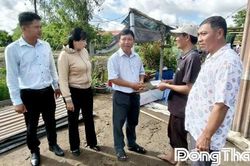 L&atilde;nh đạo x&atilde; Long B&igrave;nh thăm, tặng qu&agrave; c&aacute;c hộ d&acirc;n bị ảnh hưởng bởi d&ocirc;ng lốc