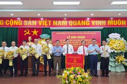Đảng bộ Công ty CP Đầu tư và Phát triển điện Sê San 3A nhận cờ thi đua của Đảng ủy Chính phủ