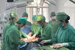 Bệnh viện Đa khoa Kh&aacute;nh H&ograve;a phẫu thuật cấp cứu bệnh nh&acirc;n bị thương nặng do tai nạn giao th&ocirc;ng