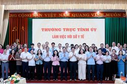 Bí thư Tỉnh ủy Dương Quốc Huy: Nâng cao hơn nữa chất lượng khám chữa bệnh, có chính sách thu hút và giữ chân bác sĩ chuyên khoa sâu