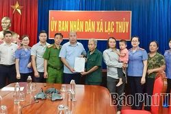 Kịp thời xác minh, kiến nghị và phối hợp trao giấy khai sinh cho trẻ em thuộc nhóm dễ bị tổn thương