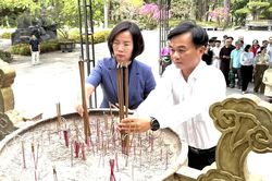 Đoàn công tác Ủy ban MTTQ Việt Nam TP. Hà Nội tri ân anh hùng liệt sĩ và người có công tại Quảng Trị