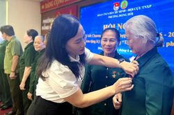 Trao tặng Kỷ niệm chương Thanh ni&ecirc;n xung phong