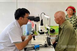 Nhiều người d&acirc;n được kh&aacute;m, s&agrave;ng lọc bệnh miễn ph&iacute;