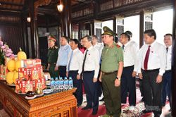 Đo&agrave;n đại biểu HĐND tỉnh d&acirc;ng hương tưởng nhớ Chủ tịch Hồ Ch&iacute; Minh v&agrave; c&aacute;c Anh h&ugrave;ng liệt sỹ
