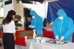 Lấy mẫu hài cốt liệt sĩ tại nghĩa trang liệt sĩ trên địa bàn phường Mỹ Lâm và xã Nhữ Khê