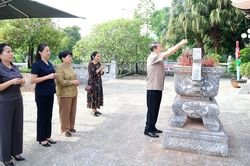 Nguy&ecirc;n Ủy vi&ecirc;n BCH Trung ương Đảng, nguy&ecirc;n Ph&oacute; Chủ tịch Quốc hội Nguyễn Đức Hải d&acirc;ng hương tại Đền thờ Chủ tịch Hồ Ch&iacute; Minh