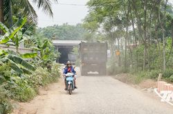 Đường d&acirc;n sinh oằn m&igrave;nh 'g&aacute;nh' xe tr&aacute;nh trạm thu ph&iacute;