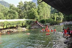 Vừa xử lý bê tông hóa lòng suối, vừa tìm giải pháp lâu dài