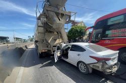 &Ocirc; t&ocirc; con đ&acirc;m đu&ocirc;i xe bồn tr&ecirc;n quốc lộ 1A qua Nghệ An, một người nguy kịch