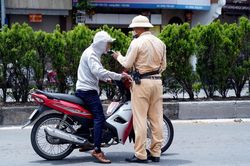 Uống bia giải nhiệt rồi l&aacute;i xe, h&agrave;ng trăm t&agrave;i xế ở H&agrave; Nội bị xử phạt