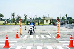 Th&aacute;i Nguy&ecirc;n: Triển khai chiến dịch đ&agrave;o tạo kỹ năng l&aacute;i xe m&ocirc; t&ocirc;, xe gắn m&aacute;y an to&agrave;n tại phường Vạn Xu&acirc;n