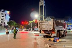 Nam shipper gặp nạn thương tâm sau va chạm với xe tải