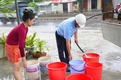 Nam TP Huế: Nước v&ograve;i nhỏ giọt, người d&acirc;n mang can chờ suốt đ&ecirc;m