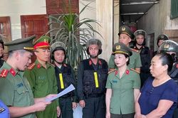 Bắt giam người phụ nữ chuy&ecirc;n k&iacute;ch động g&acirc;y rối