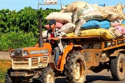 Hiểm họa khôn lường từ máy cày độ chế chở người