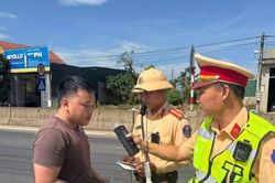 CSGT Quảng Trị điều tiết giao thông giữa nắng nóng 40 độ C