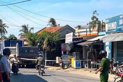 Tai nạn giữa ô tô tải ben với xe máy khiến hai mẹ con thương vong