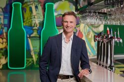 Heineken thay tướng giữa s&oacute;ng gi&oacute; ng&agrave;nh bia to&agrave;n cầu, kh&eacute;p lại cuộc tranh luận k&eacute;o d&agrave;i trong thượng tầng quyền lực