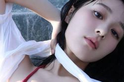 Nữ người mẫu 22 tuổi khiến cư dân mạng 'hỗn loạn' chỉ sau một lần lên sóng