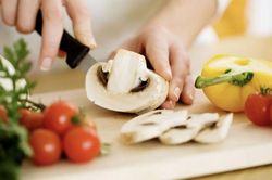 Người bận rộn nên biết: Cách rút ngắn một nửa thời gian đứng bếp mỗi ngày
