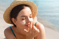 5 thói quen mùa hè âm thầm 'đánh cắp' tuổi xuân của làn da, nhiều người vẫn làm mỗi ngày