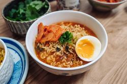 Ăn m&igrave; t&ocirc;m thế n&agrave;o để vừa ngon, vừa đủ chất m&agrave; kh&ocirc;ng lo nổi mụn?