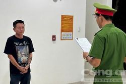 Tạm giữ tài xế say rượu lái ôtô tông vào quán nhậu, gây náo loạn trên đường, chống đối lực lượng chức năng