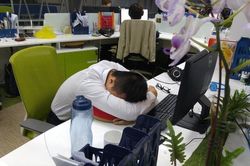 Bị hành xác suốt mùa World Cup vì ghét bóng đá nhưng đêm nào vợ cũng bắt xem