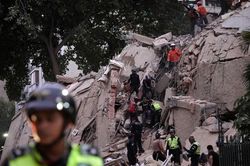 Video loạt tòa nhà cao tầng tại Venezuela sụp đổ sau trận động đất kinh hoàng
